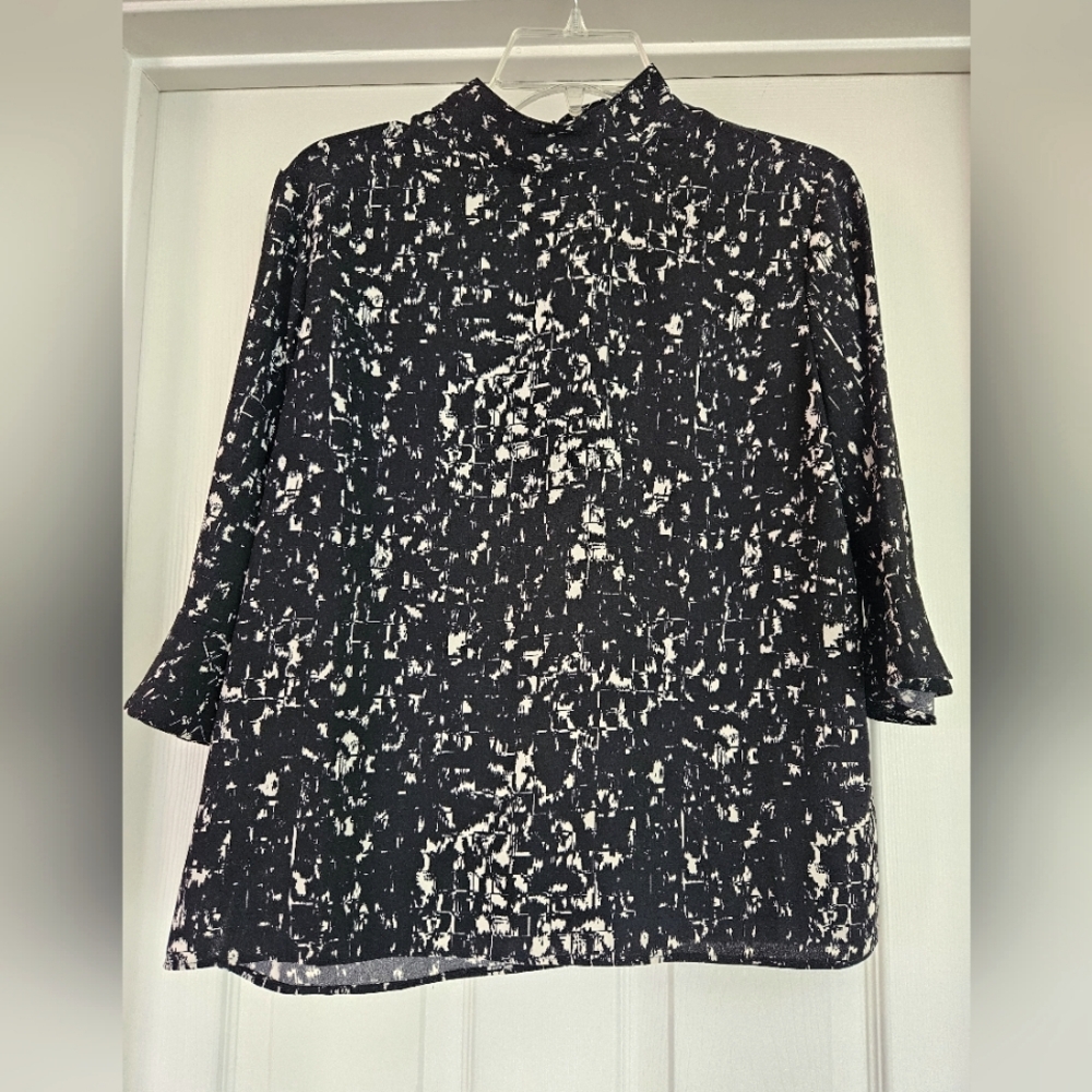 Blouse black and off white, size M.